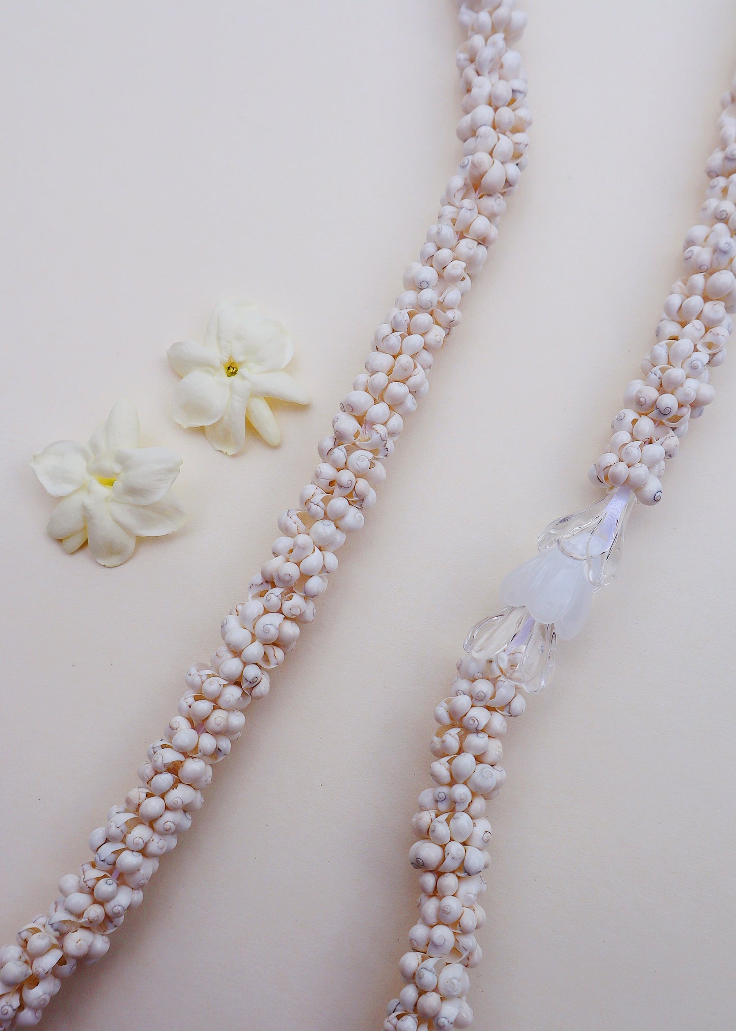 Pikake Mongo Shell Lei with 3 Glass Pua