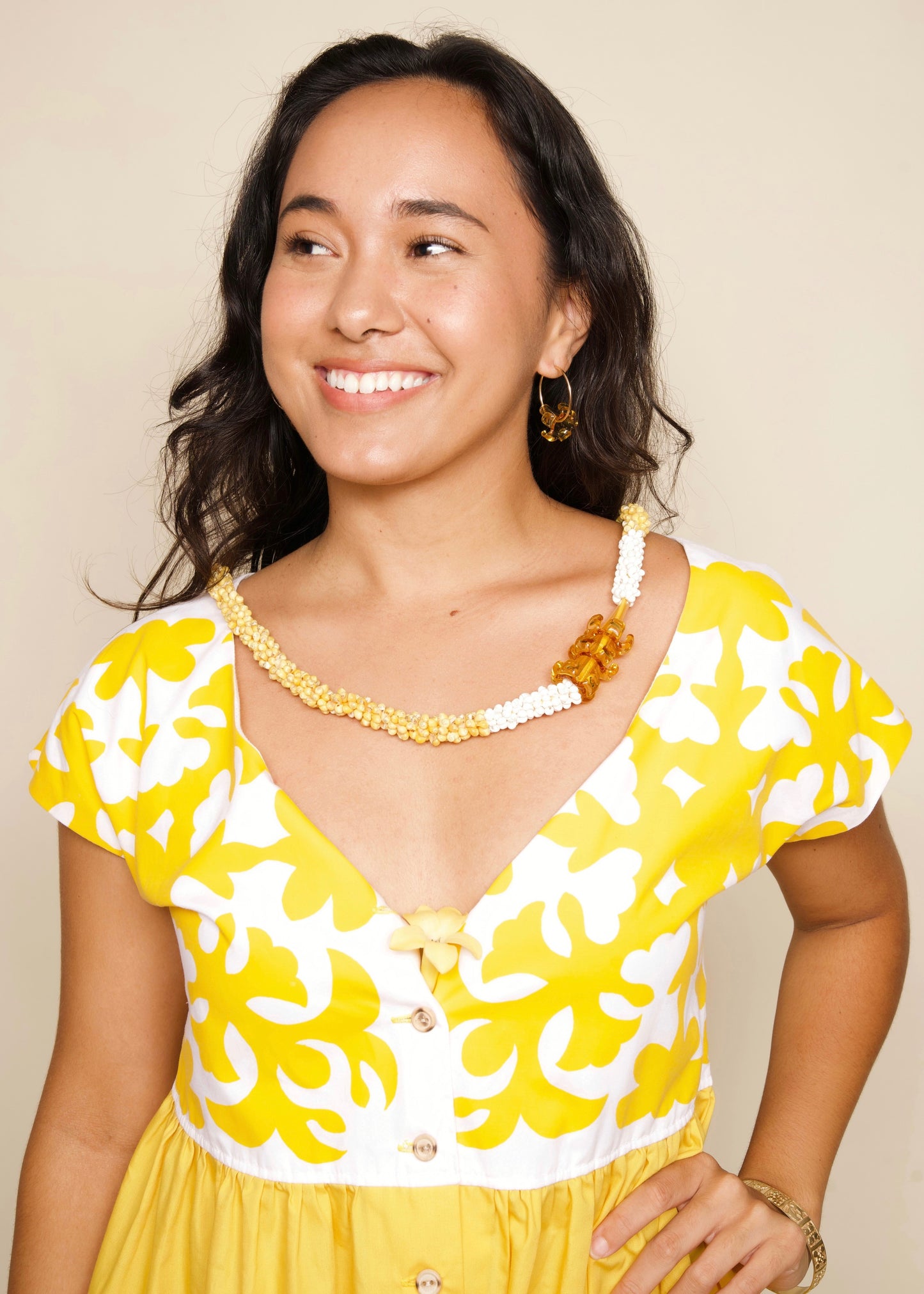 Puakenikeni Mongo Shell Lei with 3 Glass Pua