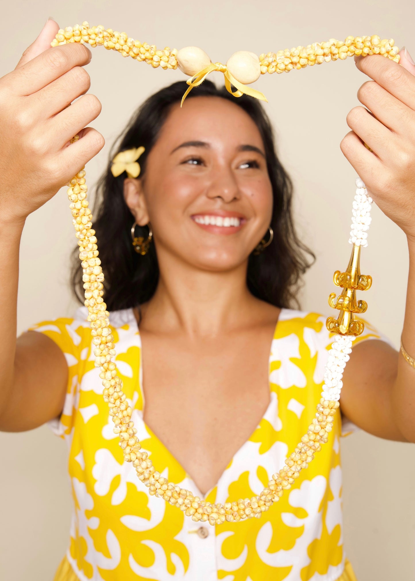 Puakenikeni Mongo Shell Lei with 3 Glass Pua