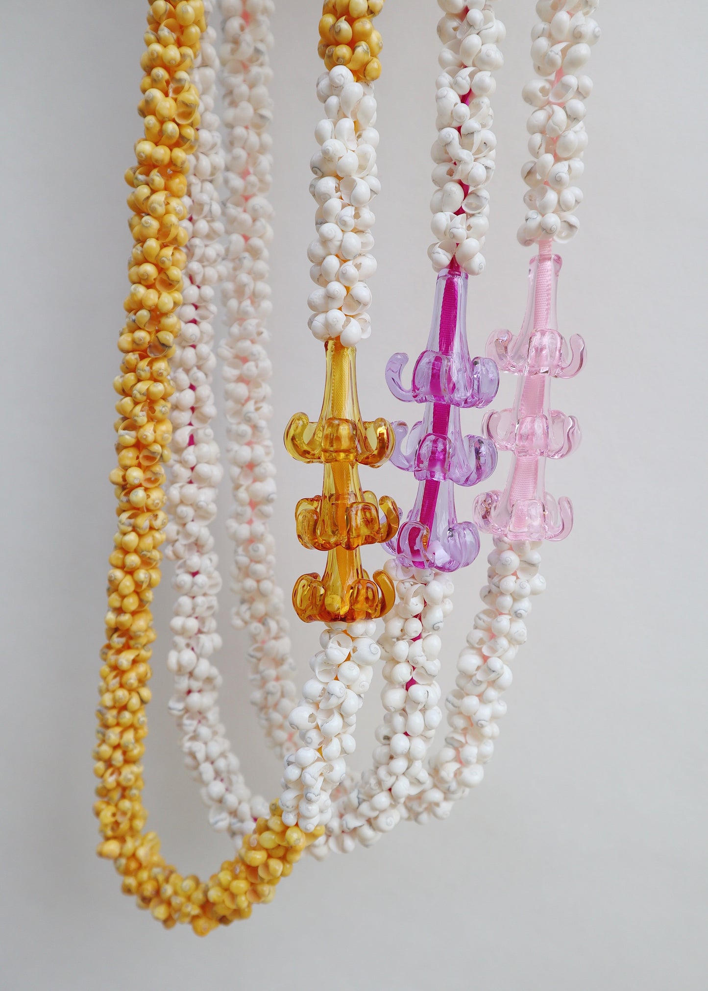Puakenikeni Mongo Shell Lei with 3 Glass Pua