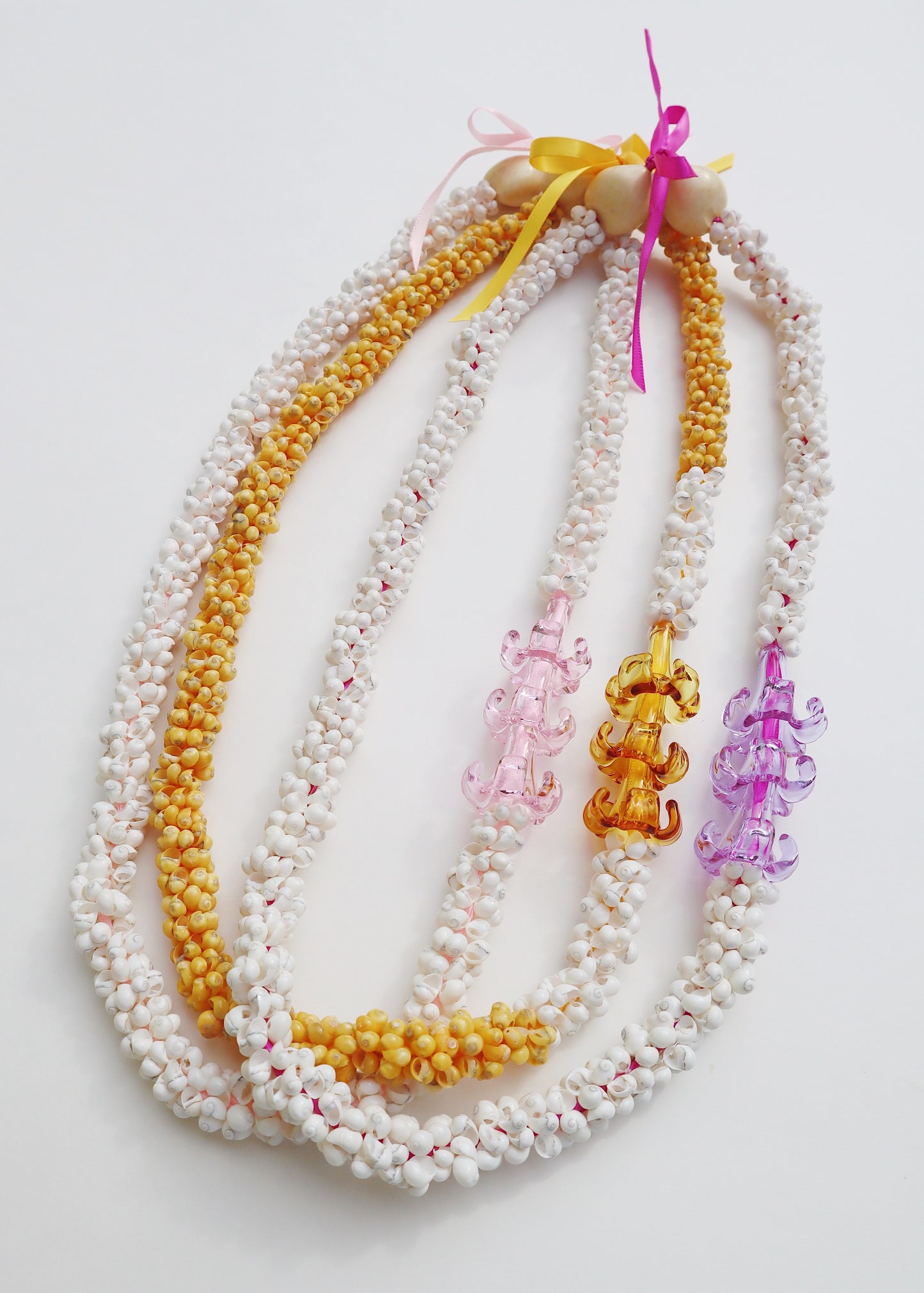 Puakenikeni Mongo Shell Lei with 3 Glass Pua