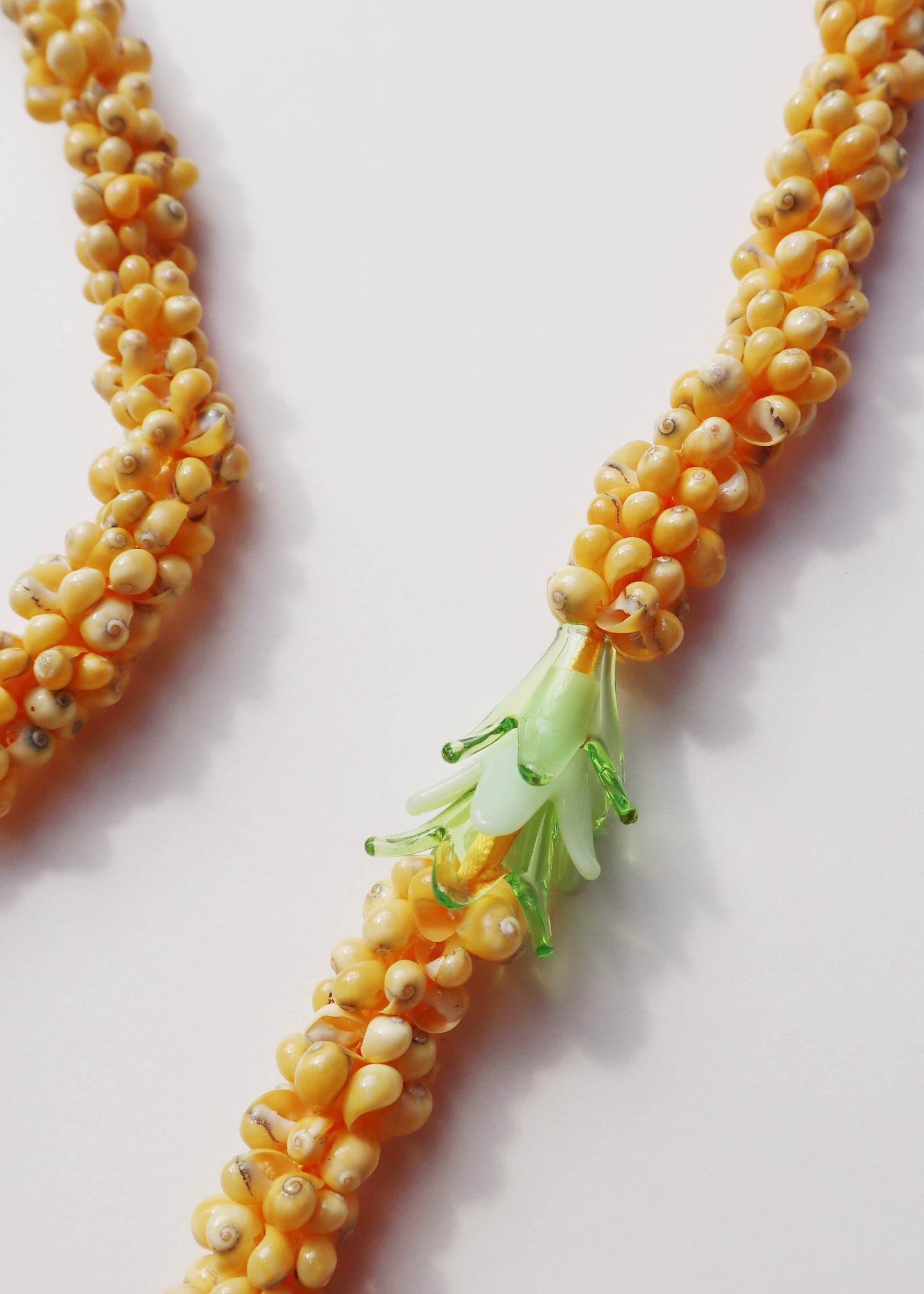 Perfectly Imperfect 40% OFF - Glass Pakalana Mongo Shell Lei with 6 Pua