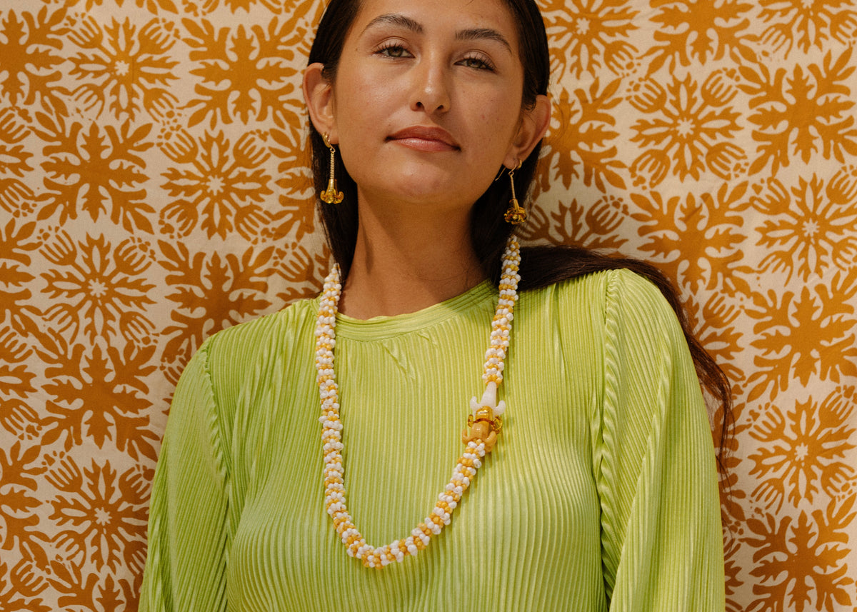 Mixed Color Puakenikeni Mongo Shell Lei with 3 Glass Pua