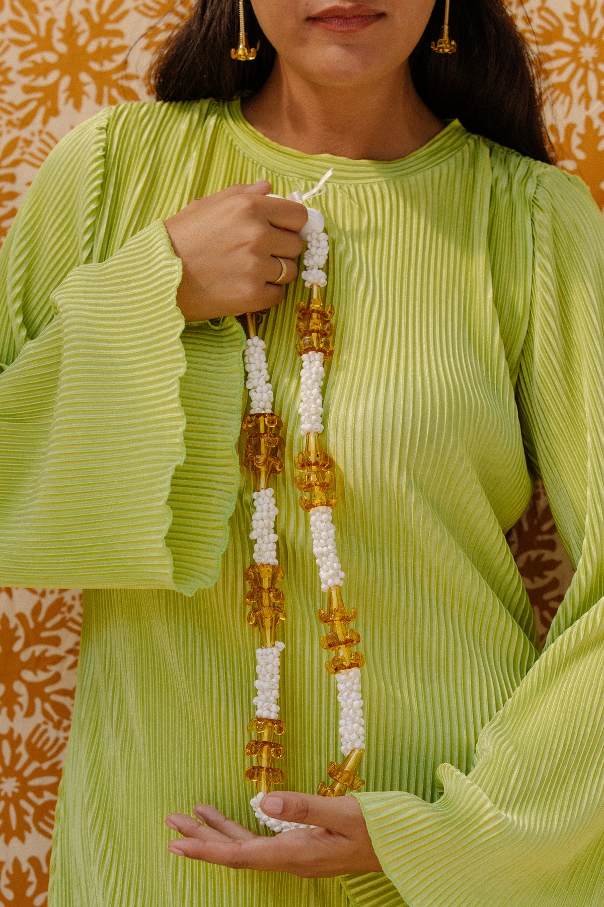 Puakenikeni Glass Mongo Shell Lei with 24 Pua